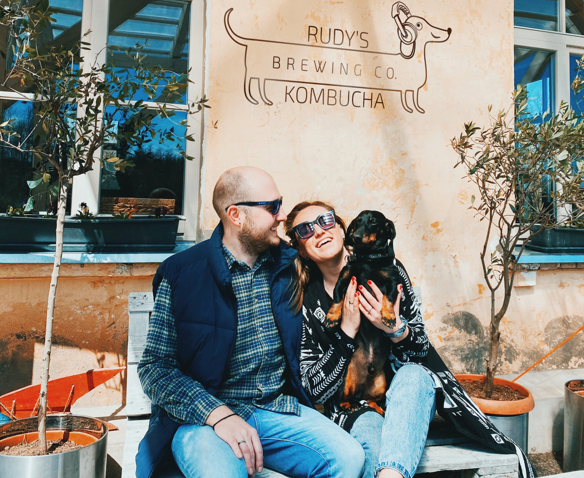 Grundarna av Rudy's Brewing Co utanför bryggeriets skylt i Kuldīga