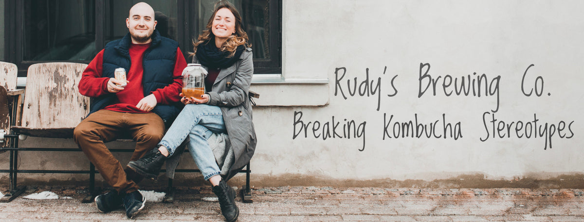 Grundarna av Rudy's på en bänk utanför bryggeriet i Kuldīga